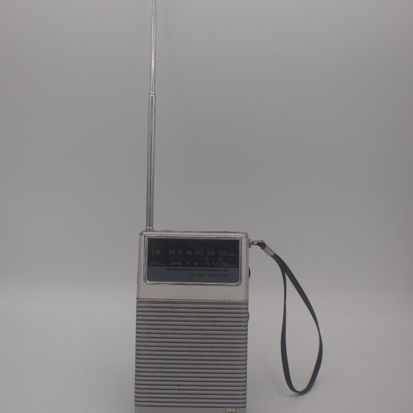 Vintage Sears Roebuck AM/FM Transistor Radio - Picture 1 of 3